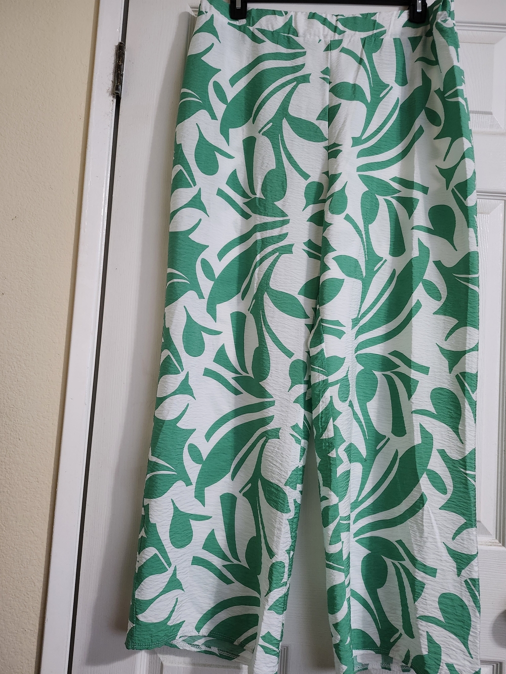 Morgan Taylor White Wide-Leg Pants with Green Leaf Print